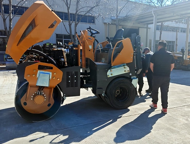 3月18日，哈薩克斯坦客戶來廠體驗考察5噸膠輪壓路機(jī)